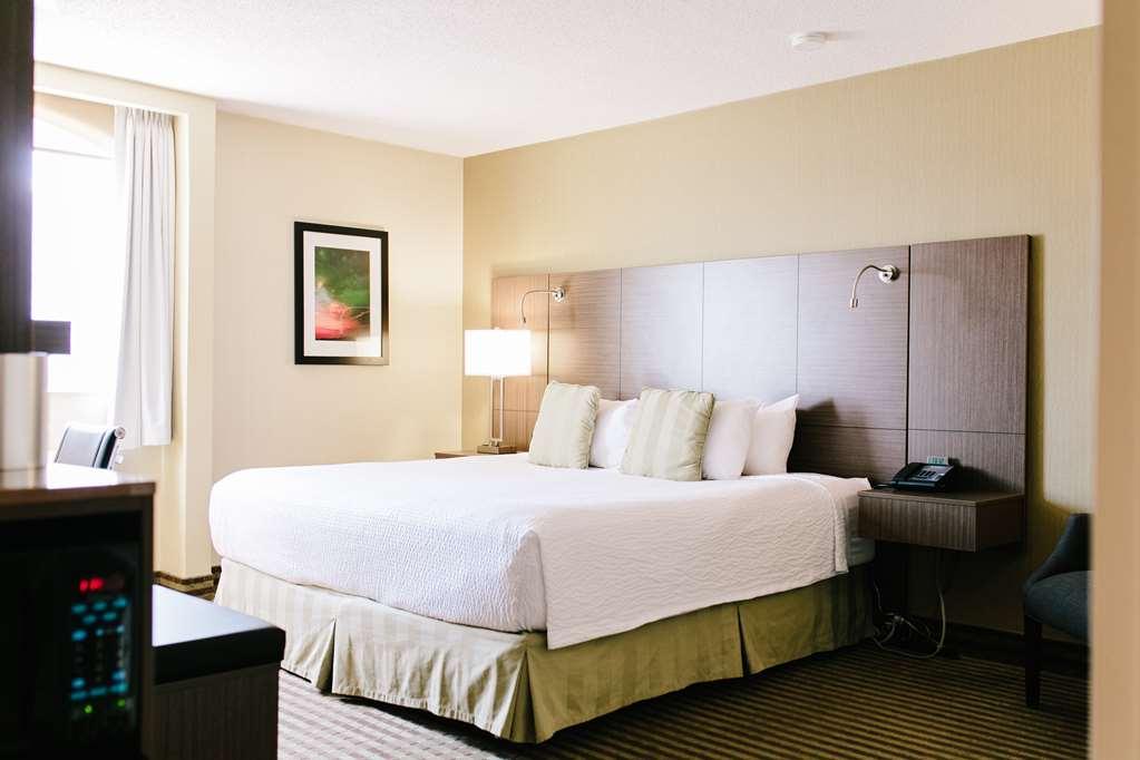 Victoria Inn Hotel And Convention Center Winnipeg Room photo